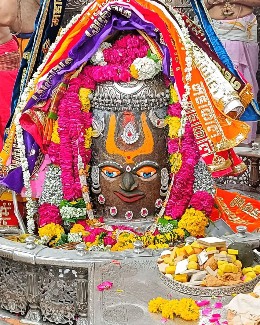 आज के श्रृंगार दर्शन में भगवान महाकाल की मनोहर छवि को देखने हेतु देशभर से श्रद्धालु एकत्रित हुए। त्रिशूल और रजत मुकुट में सजे भगवान की तस्वीरें सोशल मीडिया पर भी तेजी से वायरल हो रही हैं।