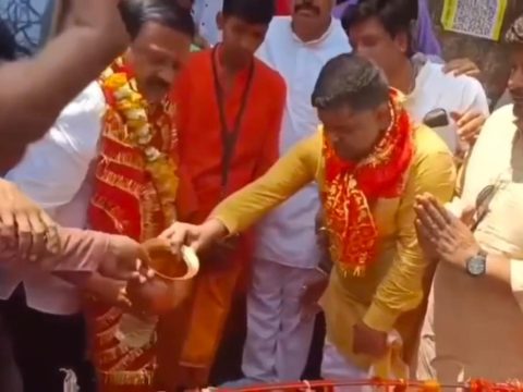 "कांग्रेस नेताओं द्वारा पुजारी पुत्र से आशीर्वाद लेते हुए और मंदिर में पूजा-अर्चना करते हुए दृश्य"