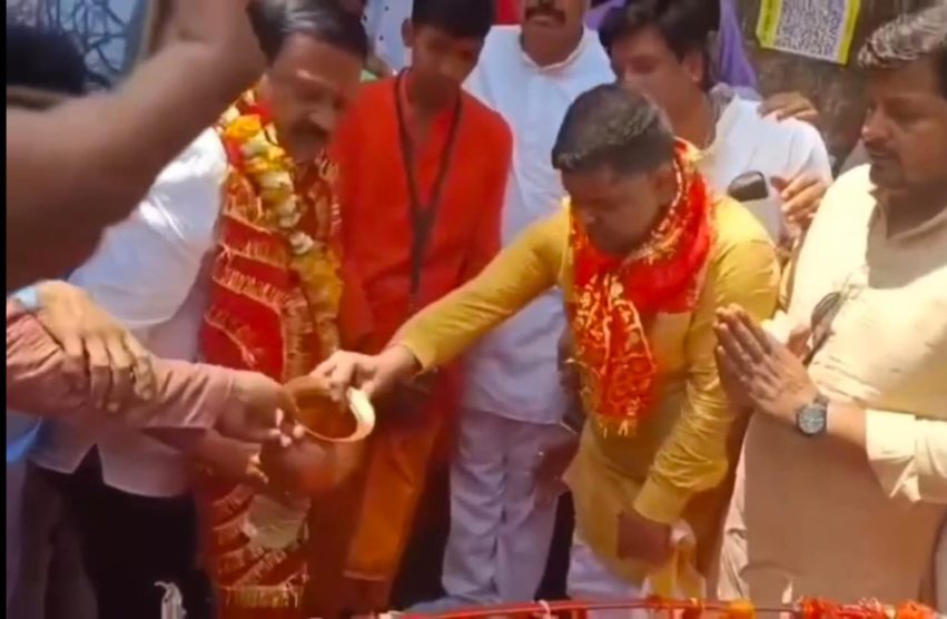 "कांग्रेस नेताओं द्वारा पुजारी पुत्र से आशीर्वाद लेते हुए और मंदिर में पूजा-अर्चना करते हुए दृश्य"