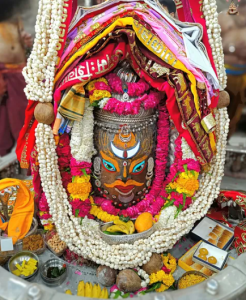 उज्जैन के श्री महाकालेश्वर मंदिर में 13 अप्रैल 2025 की प्रातःकालीन भस्म आरती के दौरान भगवान महाकाल का दिव्य श्रृंगार और भक्ति से भरा वातावरण।