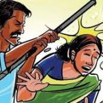 बीच सड़क पर पत्नी को मारी ब्लैड,